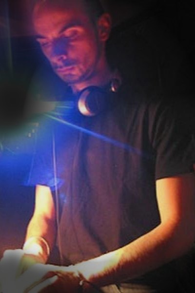 DJ Dan mit Kopfhörern am DJ-Pult