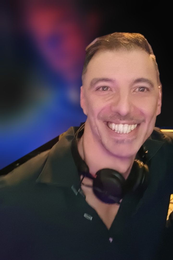 Saverio mit Kopfhörern im Club